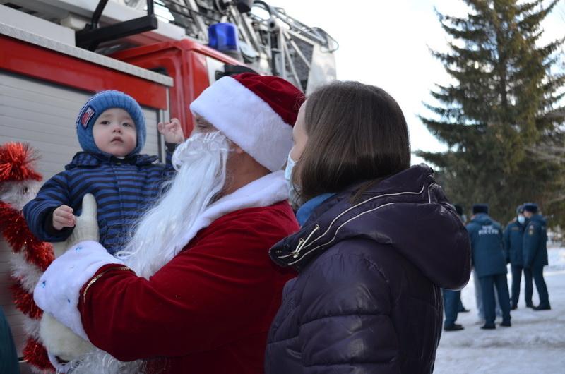 Пожарный Дед Мороз подарил Ване Фокину новогодние подарки