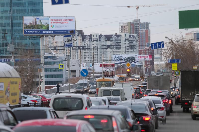 Крупные города Сибири встали в предновогодних пробках