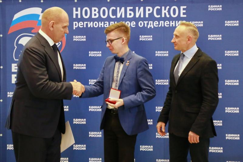 Александр Карелин и Андрей Панферов награждают волонтеров