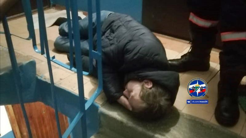 Спасатели освободили застрявшего между перилами лестницы новосибирца