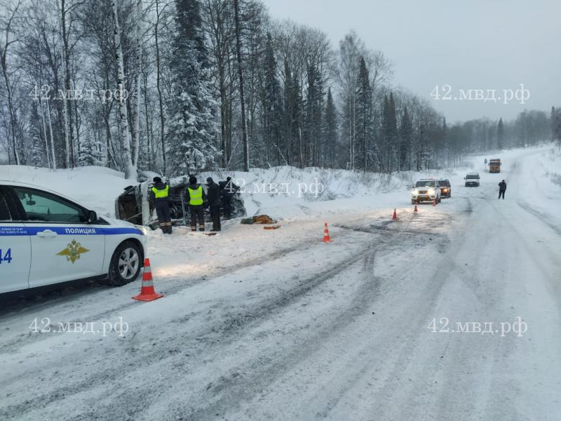 В Кузбассе служебный пазик упал в овраг