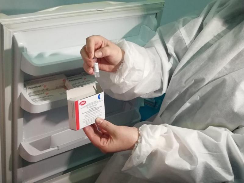 Новосибирскую вакцину от коронавируса выбрали для прививки 19 человек
