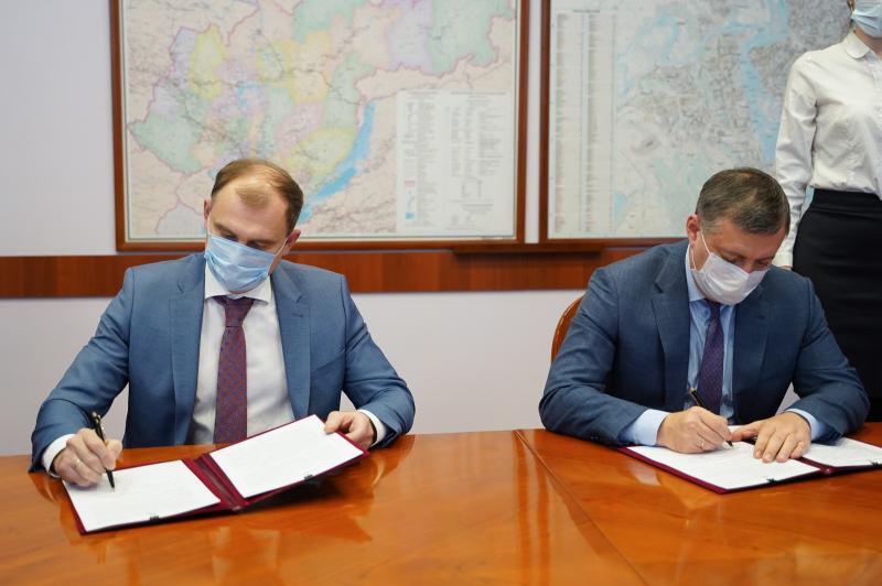 Подписи под документом поставили губернатор Игорь Кобзев и генеральный директор организации Виталий Крючков