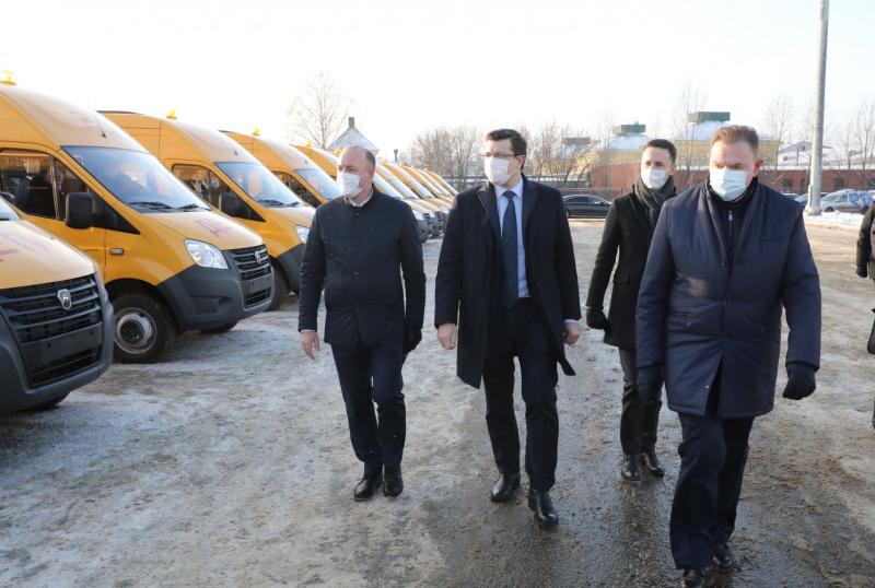 Глеб Никитин принял участие в церемонии передачи школьных автобусов