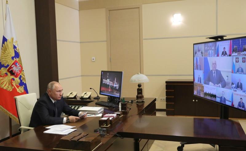 Владимир Путин на заседании