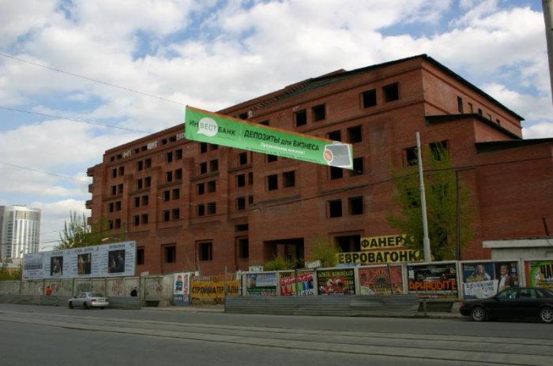 «Ледовая арена» планирует построить парковку на месте екатеринбургского недостроя