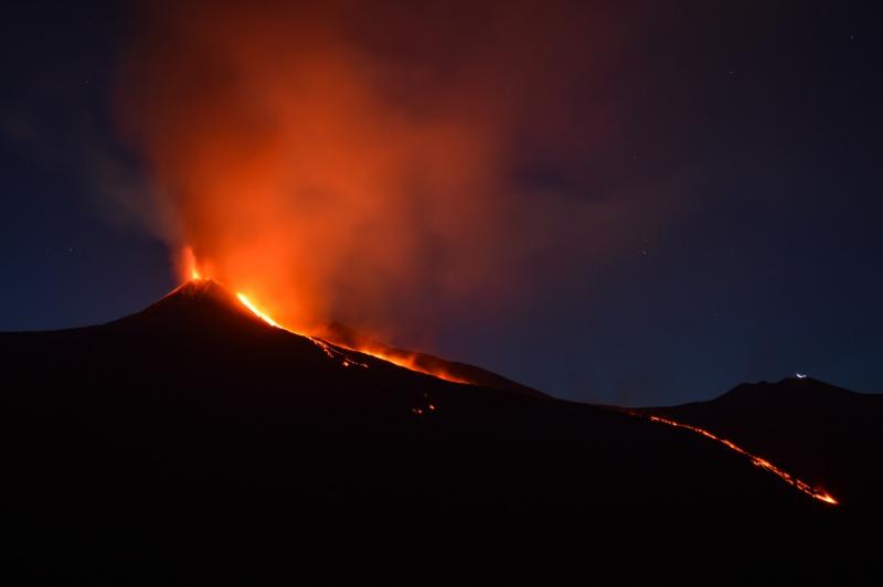 Фонтаны лавы из вулкана достигали более 100 метров в высоту