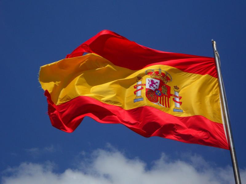 Премьер-министр Испании ушел на карантин до 24 декабря
