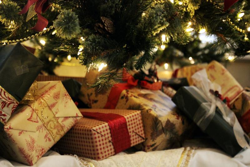 Названы новогодние подарки, через которые легче передается коронавирус