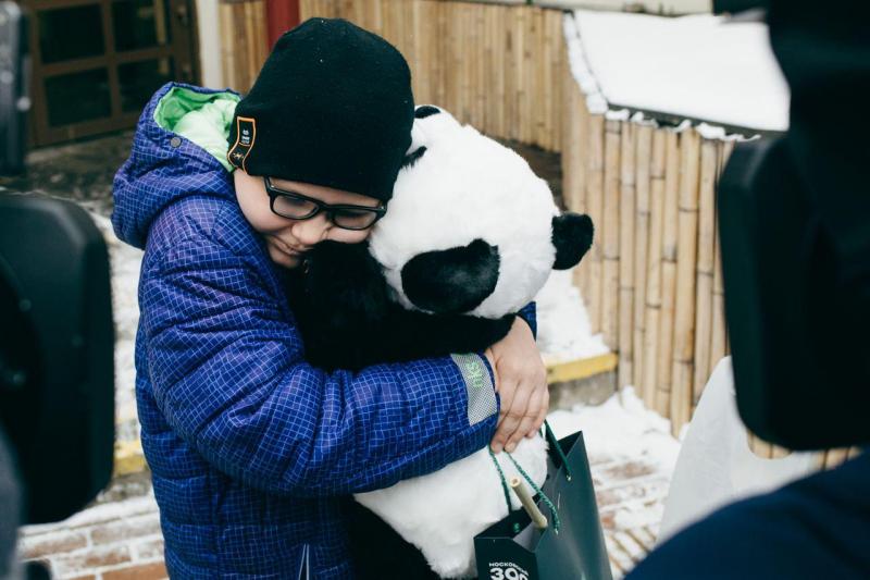 Мальчик Саша из Тулы смог обнять панду