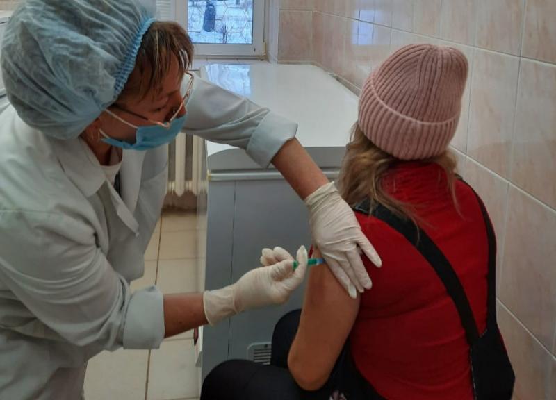 Вакцинация медиков организована в трех городах региона