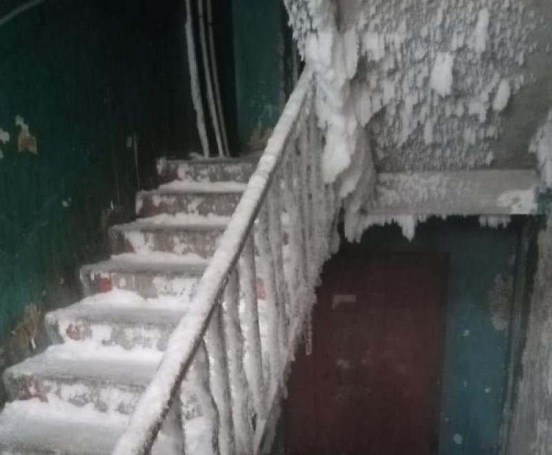 Чебаркульцы замерзают в аварийном общежитии из-за спора с властями