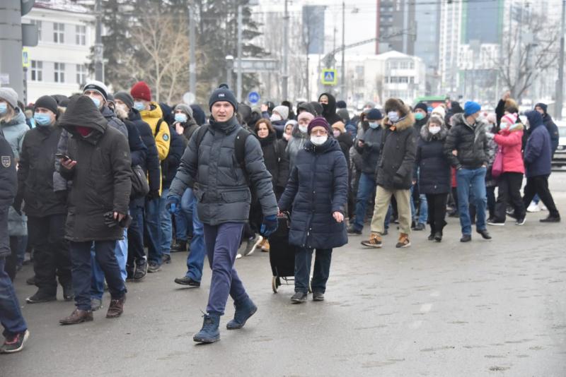 В Екатеринбурге колонна протестующих движется к площади Труда