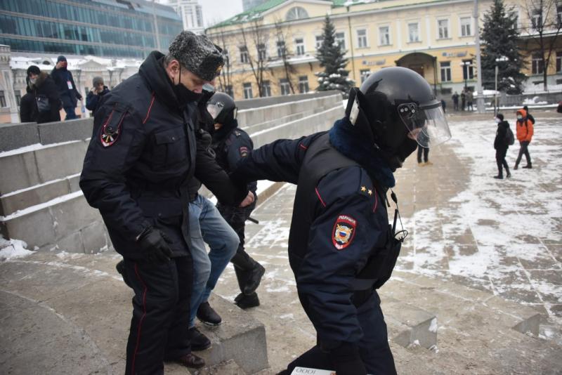 В Екатеринбурге силовики задерживают протестующих