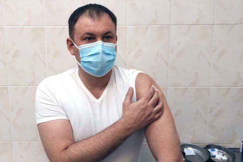 Мэр Кемерова Илья Середюк привился от коронавируса российской вакциной