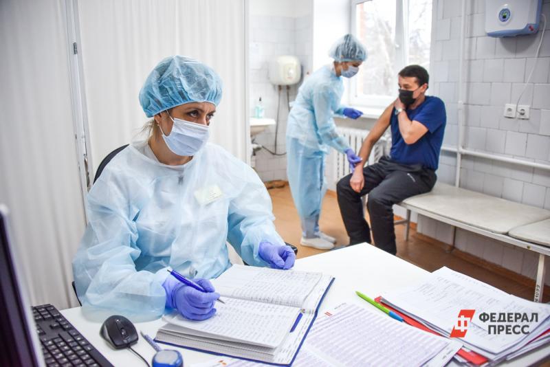 В двух торговых центра в Кузбассе открылись временные пункты вакцинации от коронавируса