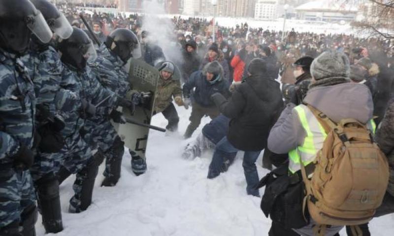 Свердловский ОМОН начал вытеснять участников протестной акции