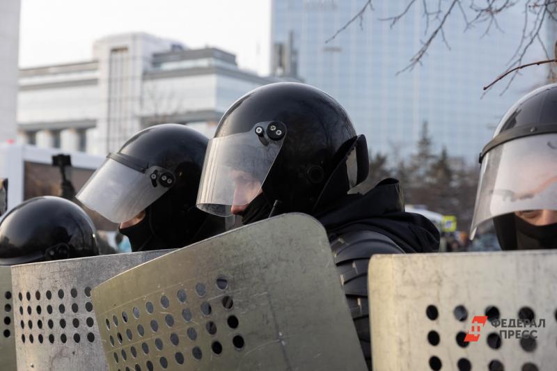 В Санкт-Петербурге начались столкновения протестующих с полицией