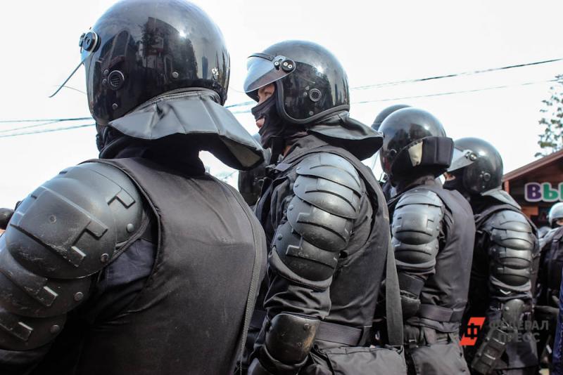 Сотрудники ОМОН задержали участников несанкционированной акции