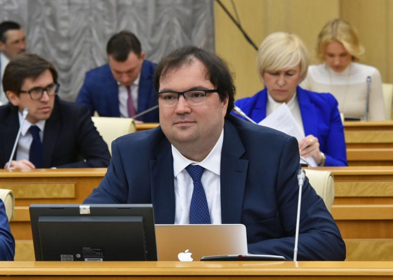 Максут Шадаев поддержал предложение предустанавливать литературное приложение на новые устройства