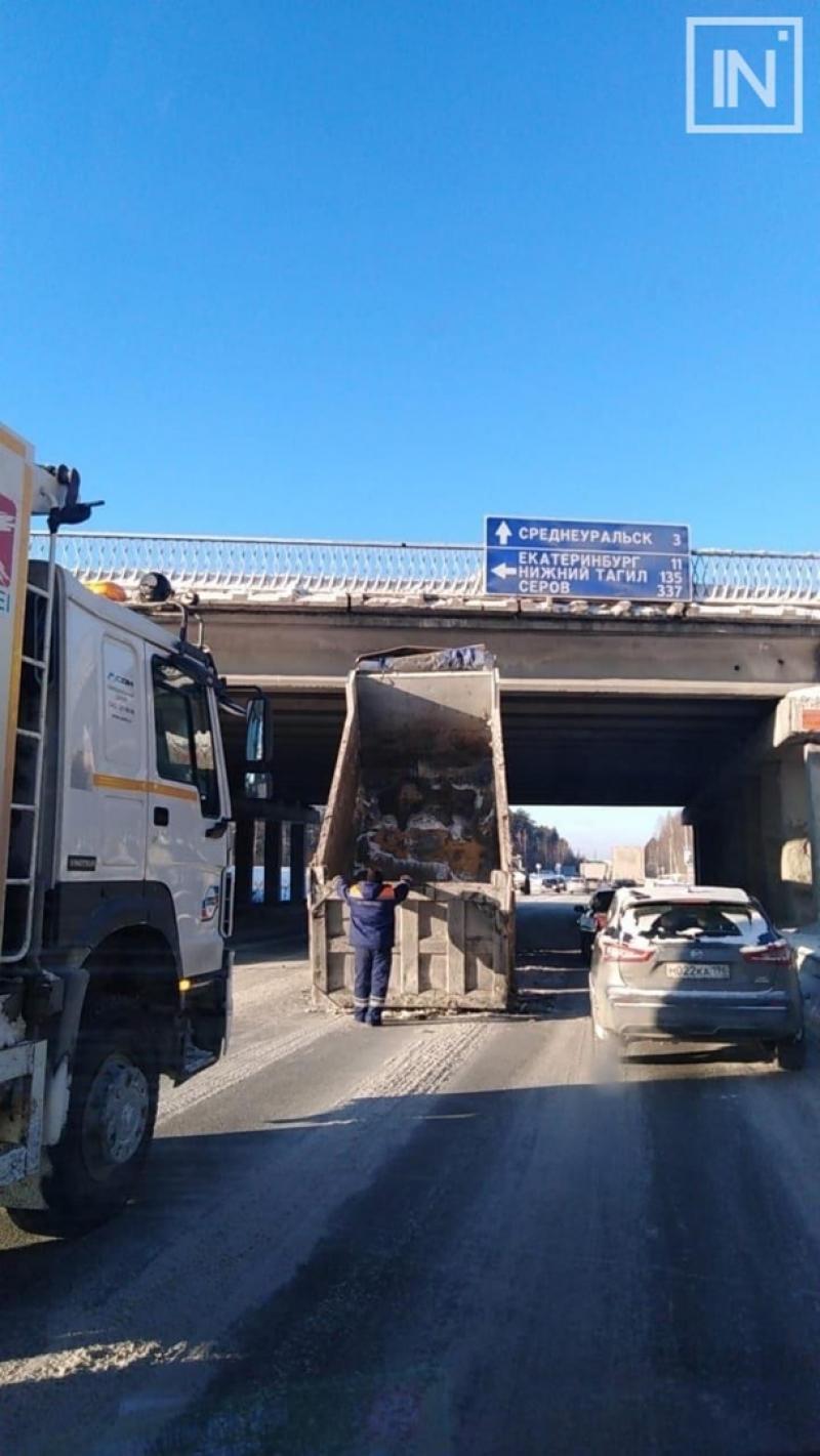 Под Екатеринбургом грузовик с поднятым кузовом врезался в мост
