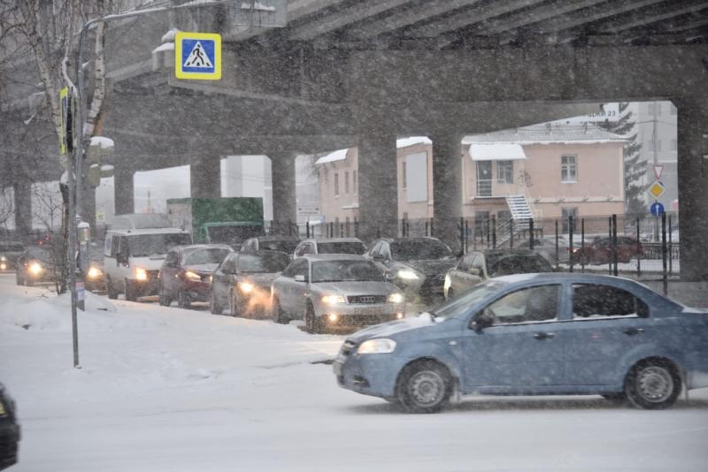 Из-за снегопада на дорогах Екатеринбурга появились гигантские пробки