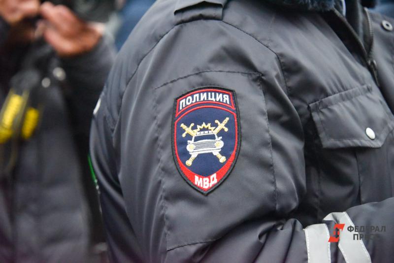 Во Владивостоке мужчина прыгнул на полицейских