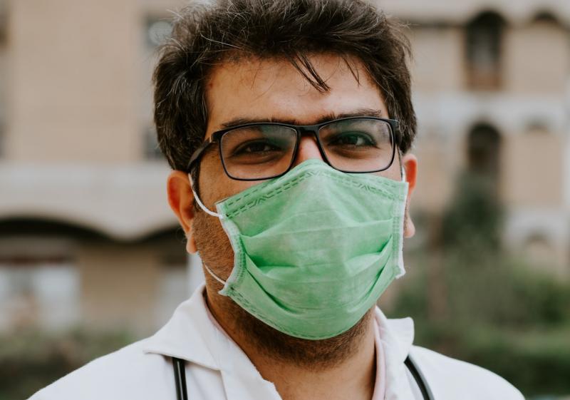 Американские медики призвали носить две маски для защиты от COVID-19