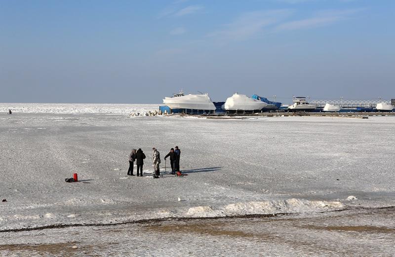 Голодающий остров: во Владивостоке под лед ушла машина с продуктами