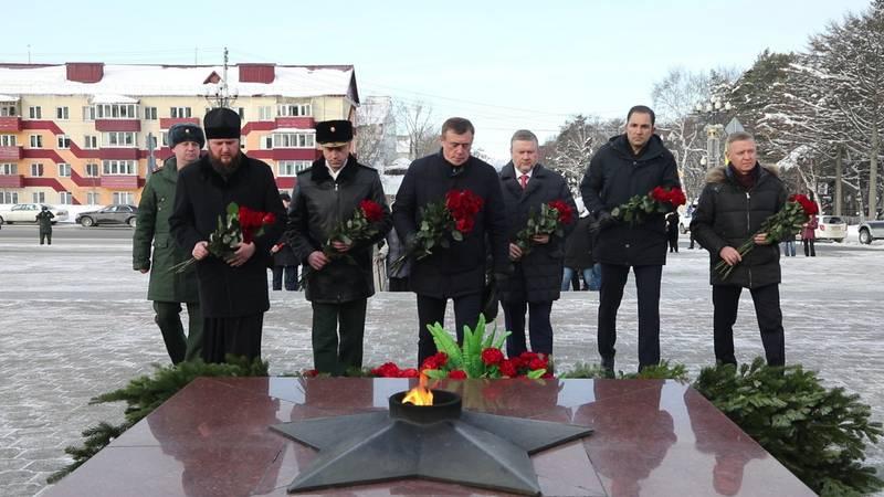 На Сахалине отметили 23 февраля возложением цветов к Вечному огню