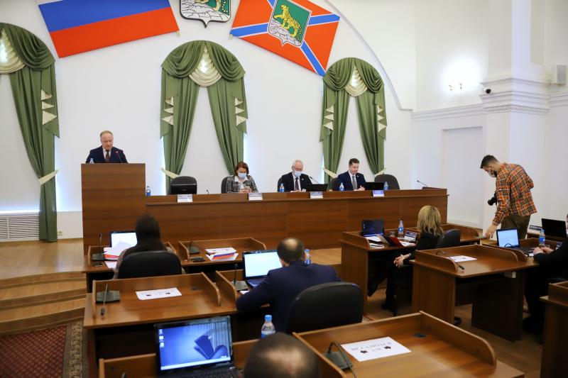 Власти Владивостока объяснили, зачем повышать зарплаты мэру и депутатам