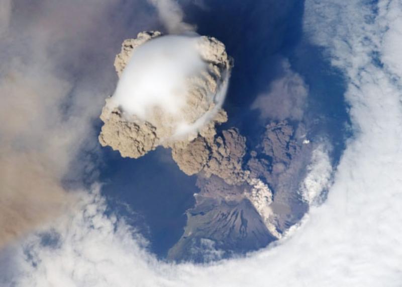 На курильском вулкане началось извержение лавы