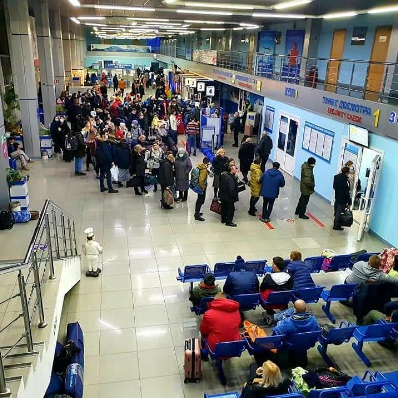 Пассажиры толпятся в аэропорту Новокузнецка