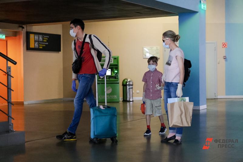 Семья с чемоданами в аэропорту