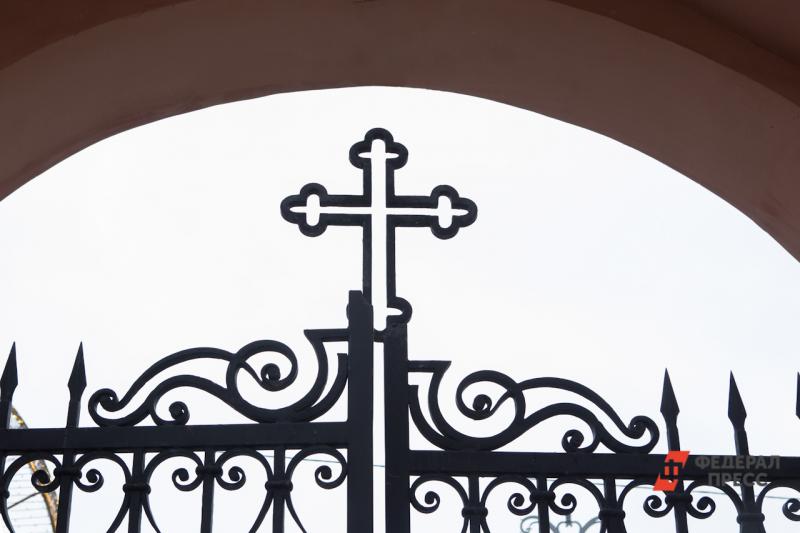 Крест на воротах