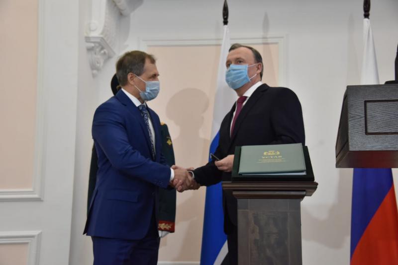 Новый мэр Екатеринбурга положил руку на устав