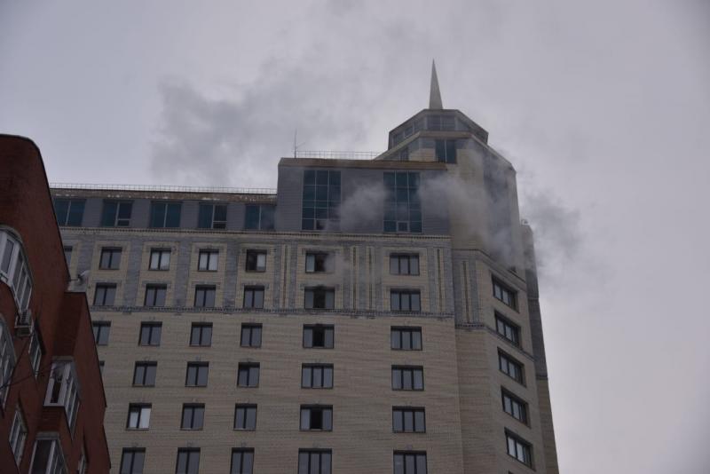 Огонь екатеринбургском офисном центре поднялся выше