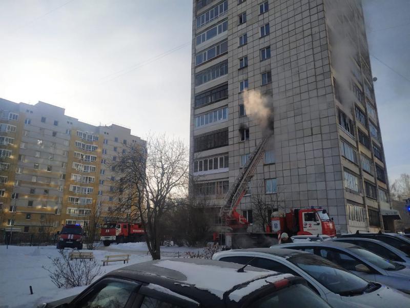 В уральской столице загорелась квартира в многоэтажном доме
