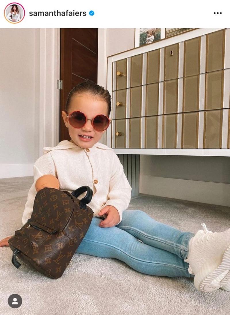 Дочь английской телеведущей Сэм Фэйер Роузи в свои три года хранит свои игрушки в рюкзаке Louis Vuitton.