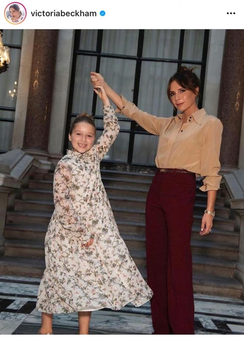 Наиболее ценным предметом гардероба девятилетней дочери британской певицы Виктории Бэкхем Харпер оказалось платье.