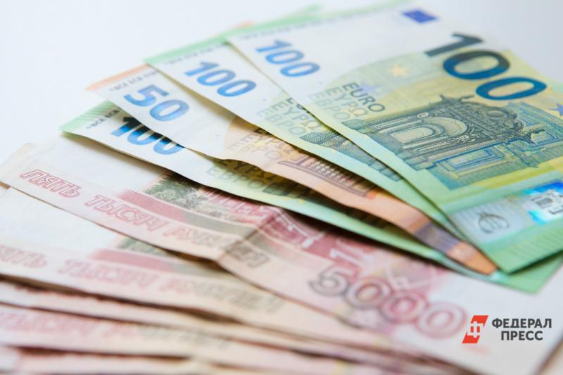Инвесторы начали активнее распродавать ценные бумаги и рисковые активы, включая рубль