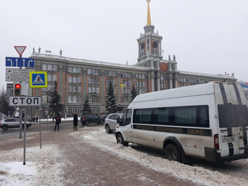 Машина с гробом остановилась прямо в центре Екатеринбурга