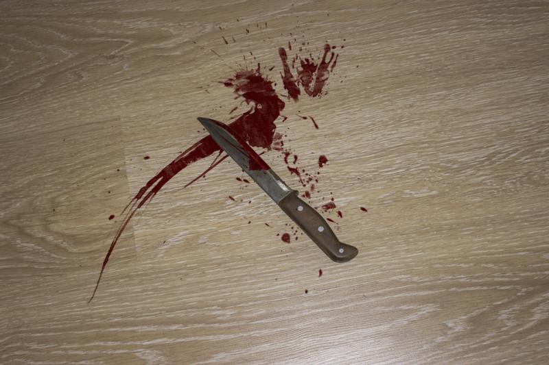 Полицейский ударил обидчика ножом со спины