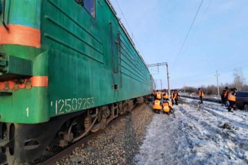 Вагоны грузового поезда сошли с рельсов в Челябинской области: СК начал проверку