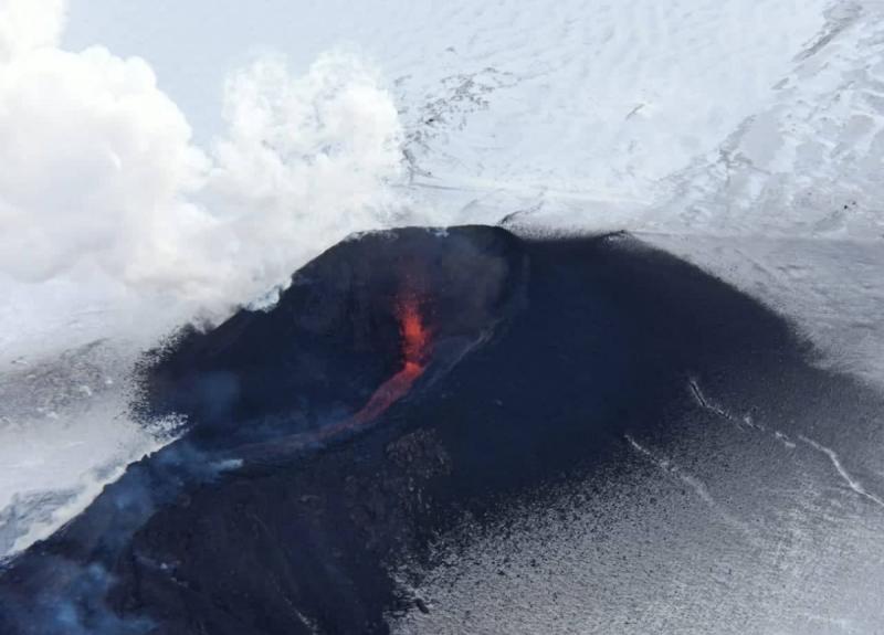 Ученые сняли на камеру извержение на камчатском вулкане