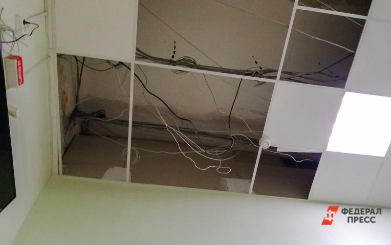 Потолок обрушился на пациентов сахалинской больницы
