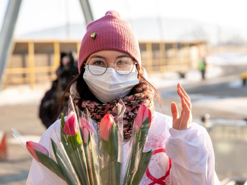 Активная молодежь встретила женщин в сахалинском аэропорту цветами