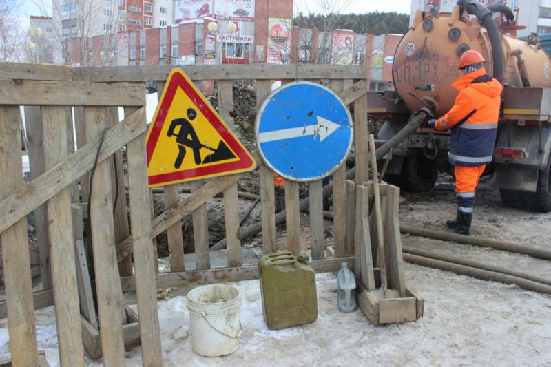 Новосибирские коммунальщики устраняют порыв в Калининском районе