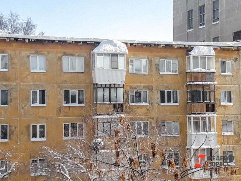 В Новосибирске на пенсионерку с балкона рухнул снег со льдом