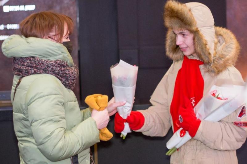 Активисты «Юнармии» дарили женщинам цветы, пели песни и читали стихотворения